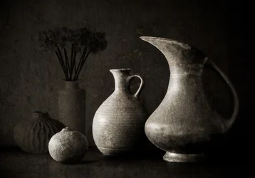 Natura morta con ceramiche rustiche
