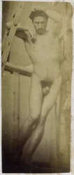 Studio di un modello maschile nudo, appeso in una struttura di legno, nell