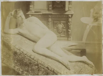 Studio di un modello maschile nudo, sdraiato, nell