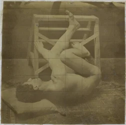 Studio di un modello maschile nudo, sdraiato con le gambe sollevate su un gradino, nello studio di Jacques de Lalaing
