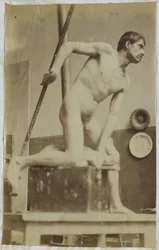 Studio di un modello maschile nudo, con una lancia in mano, nell