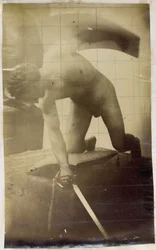 Studio di un modello maschile nudo, in ginocchio con spada e scudo in mano, nell