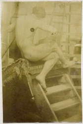 Studio di un modello maschile nudo, visto di schiena e seduto su un gradino nello studio di Jacques de Lalaing
