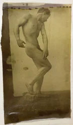 Studio di un modello maschile nudo, in piedi e visto di lato, nell