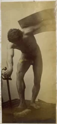 Studio di un modello maschile nudo, in piedi piegato con spada e scudo in mano, nell