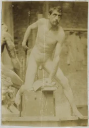 Studio di un modello maschile nudo, visto di fronte, nell