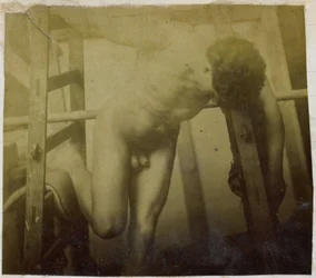 Studio di un modello maschile nudo, inclinato in avanti in una struttura di legno, nell