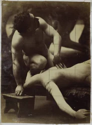 Studio di un modello maschile nudo, lottando con un manichino, nell