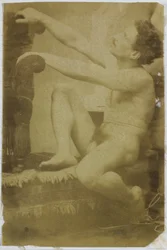 Studio di un modello maschile nudo, seduto e visto di lato, nell