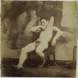 Studio di un modello maschile nudo, seduto su una sedia, nell