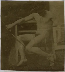 Studio di un modello maschile nudo, seduto su un gradino, visto di fronte con corda e arco in grembo, nell