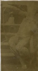 Studio di un modello maschile nudo, seduto su un gradino, visto di fronte con corda e arco in grembo, nell