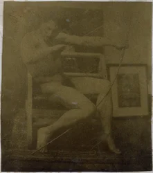 Studio di un modello maschile nudo, seduto su un gradino, visto di fronte con corda e arco in grembo, nell