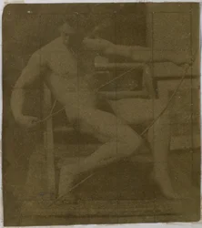 Studio di un modello maschile nudo, seduto su un gradino, visto di fronte con corda e arco in grembo, nell