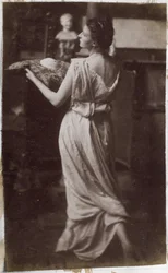 Studio di un modello femminile in drappeggio, visto di schiena, nello studio di Jacques de Lalaing