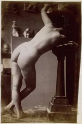 Studio di un modello femminile nudo, visto di schiena, nell