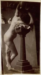 Studio di un modello femminile nudo, visto di schiena di lato, nell
