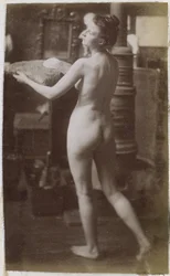 Studio di un modello femminile nudo, visto di schiena, nell