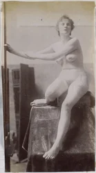 Studio di un modello femminile nudo, seduto e visto di fronte, nell