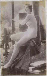 Studio di un modello femminile nudo, seduto su un podio e visto di lato, nell