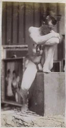 Studio di un modello maschile nudo seduto nell