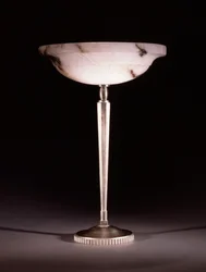 Una lampada da tavolo in bronzo argentato disegnata da Jacques-Emile Ruhlmann, c.1913
