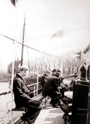 Passeggeri in barca, Broek, Paesi Bassi, 1898