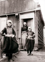 Ragazze in abiti tradizionali, Isola di Marken, Paesi Bassi, 1898