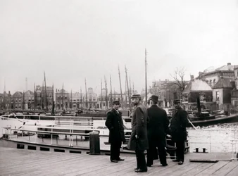 Uomini vicino a una barca sul canale, Rotterdam, 1898