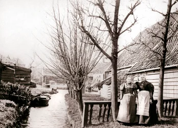 Due donne su una riva del canale, Broek, Paesi Bassi, 1898