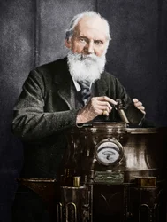 Lord Kelvin, matematico e fisico scozzese, con la sua bussola