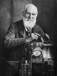 Lord Kelvin, matematico e fisico scozzese, con la sua bussola, 1902