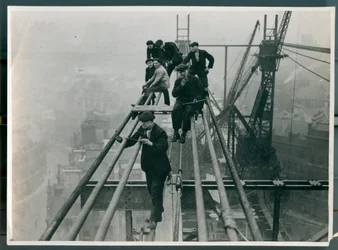 Lavoratori precariamente appollaiati in alto sul ponte Tyne in costruzione nel 1927