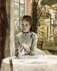 Una donna in un interno elegante