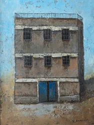 Edificio rustico con porta blu