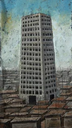 Un grattacielo che sovrasta una città densamente popolata