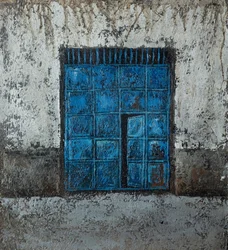 Finestra blu consumata dal tempo