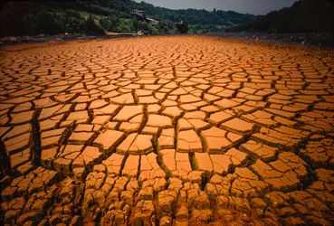 Un letto di stagno è lasciato nudo dopo essere stato inquinato da acido di miniera di carbone e altri rifiuti