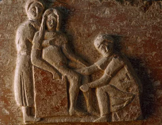 Un rilievo proveniente dalla tomba di una coppia romana mostra una donna che partorisce. Museo A...