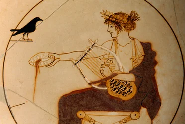 Apollo raffigurato su una coppa mentre versa una libagione mentre un corvo osserva. Museo Archeologico di Delfi