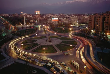 Auto, luci della città illuminano Plaza Baquedano. Santiago, Cile