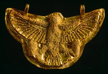 Pendente a forma di falco dorato dal Museo di Archeologia Subacquea di Bodrum. Bodrum, Turchia.