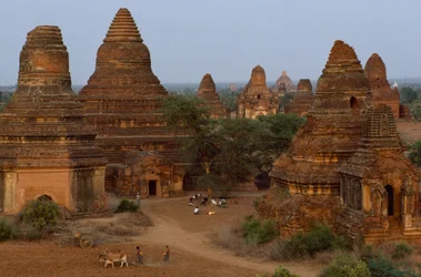 Pagode di Man Aung con contadini, Myanmar