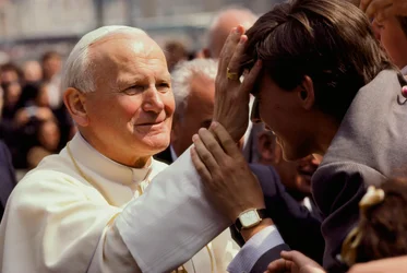 Papa Giovanni Paolo II benedice un giovane. Piazza San Pietro, Città del Vaticano