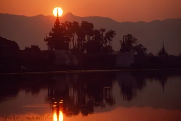 Tramonto al molo di Kywe Sun. Molo di Kywe Sun, Mandalay, Birmania