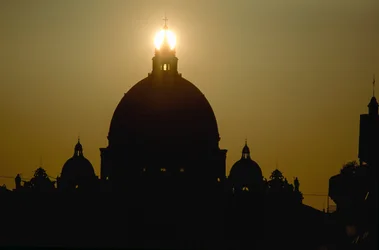 Tramonto dietro la cupola della Basilica di San Pietro