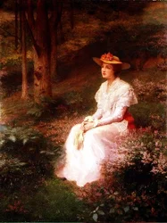Elegante signora seduta nel bosco