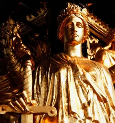 Giustizia, una delle quattro virtù cardinali dalla torre del baldacchino dell