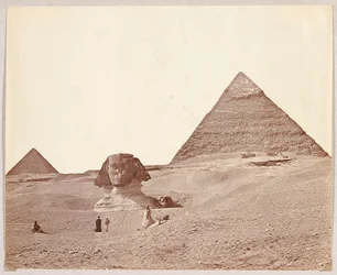 Egitto. Giza. Sfinge sullo sfondo delle piramidi di Cheope e Micerino
