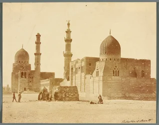 Egitto. Il Cairo. Due complessi religiosi funerari nella Necropoli Settentrionale: del sultano mamelucco Inal, metà del XV secolo [a destra], e dell